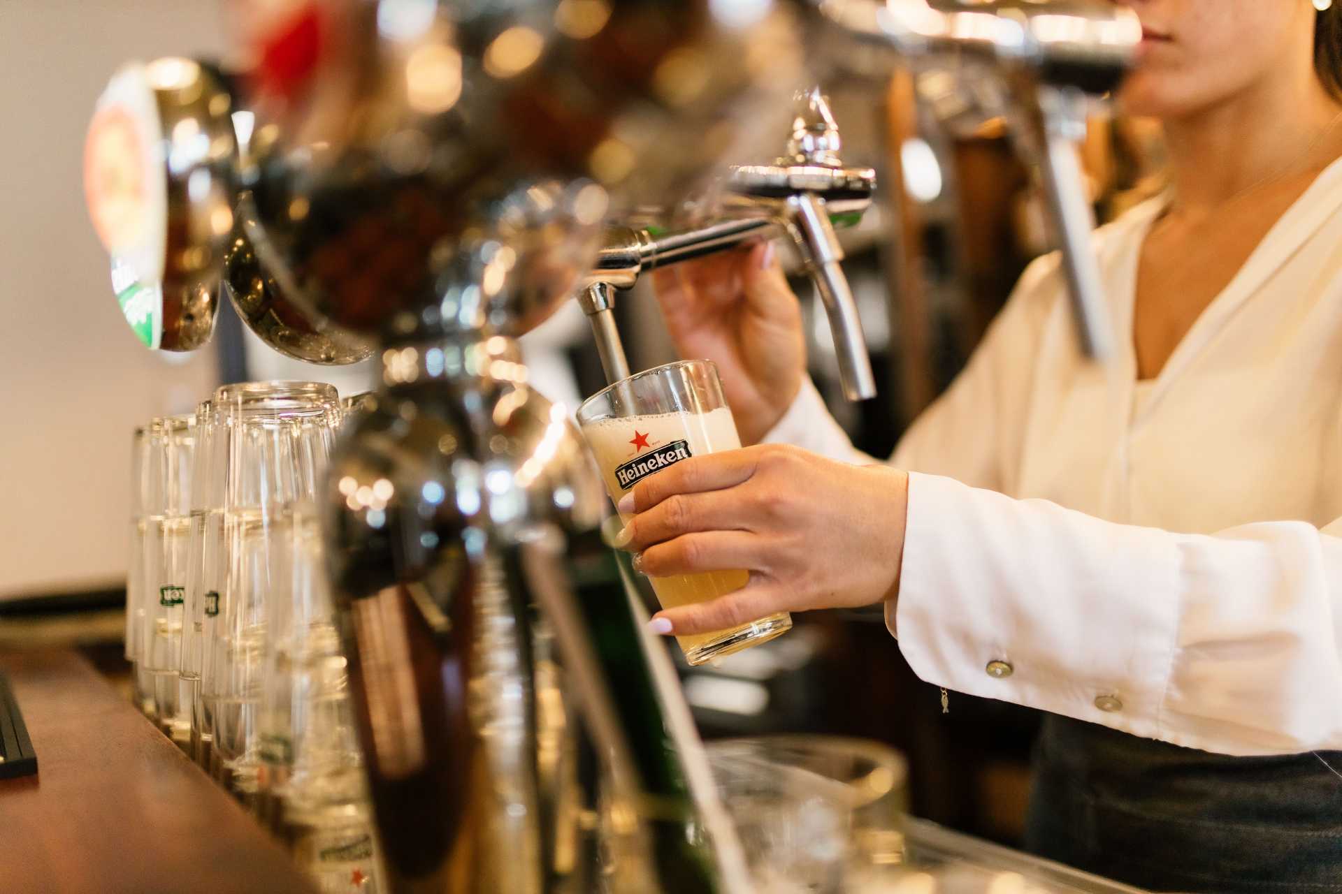 Bier wordt getapt aan de bar van DE HATHOR