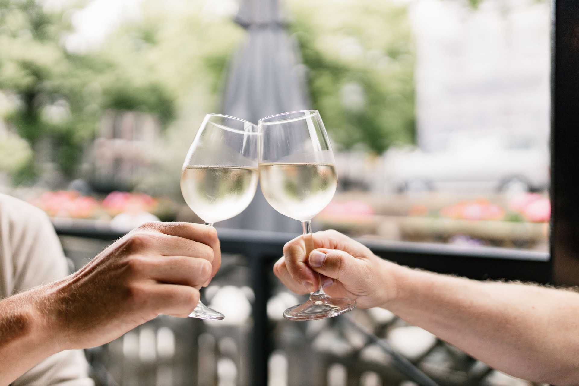 Twee glazen wijn op het terras van DE HATHOR